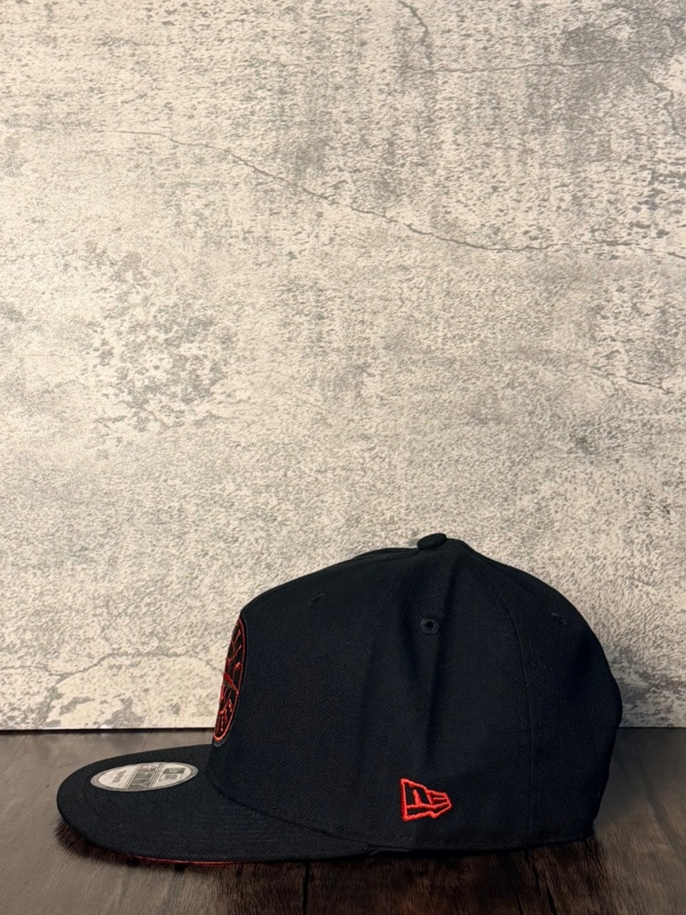 New Era 9FIFTY MLB Seattle Mariners Red Blackout 40th Anniv Patch Snapback Hat - Picture 4 of 9